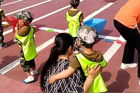 看我的小美女刚上幼儿园就表现的棒棒的视频封面