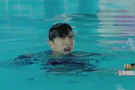 宋祖儿不慎落水，薛之谦不顾危险的跳入水中救她，厉害了视频封面