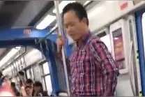 奇葩！男子三号线大跳钢管舞图片