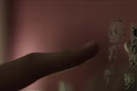 男子在衣柜的镜子上发现了一个奇怪的手印，他决定弄明白怎么回事视频封面