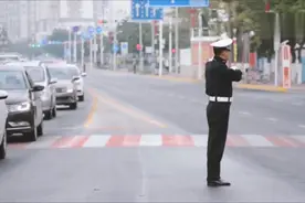 创文故事系列片~《交通摆渡人吴鸿--穿梭在城市的纵横人生》视频封面