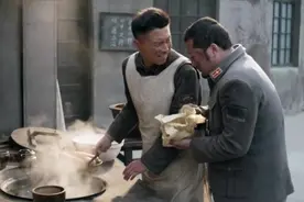 国军俘虏当了伙夫，做了窝头和熬白菜送到牢里，铁哥们却一口不吃