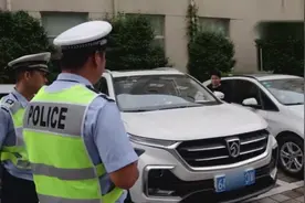 车牌竟然倒着挂？驾驶员被记12分！