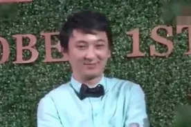 王思聪女友有事了，穿短裙堵公交车前大跳热舞，遭全车人大骂！视频封面