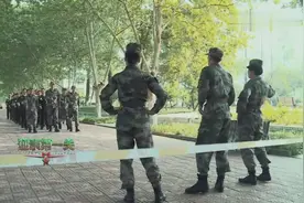 兵哥哥集体婚礼 刘昊然训新郎有模有样视频封面