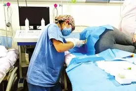 怀孕医生跪地为患者打麻药被赞：当时跪着比较方便图片