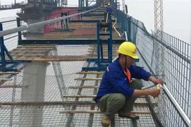 武汉杨泗港长江大桥首根主缆索股架设完成，预计2019年下半年建成通车图片