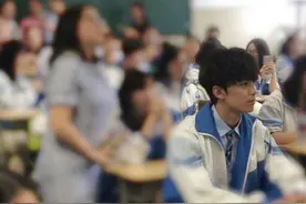 吴磊回高中母校参加毕业典礼 身穿校服低调又帅气图片
