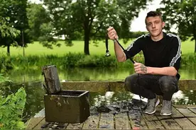 22岁小伙用磁铁从湖里捞上一个保险箱 里面满是珠宝图片