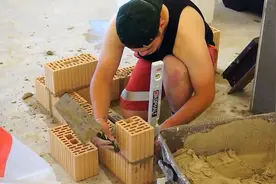 德国技工上完理论课 直接实操彻墙 装修所有环节不服不行视频封面