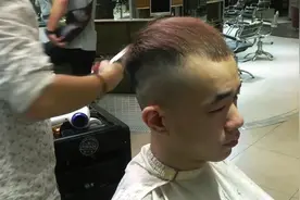 男生如果发量少，那就试试这款短发，显得头发不会过少