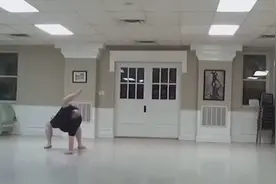 跳芭蕾的外国胖子胖子，跳的真不错视频封面