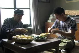 老红军请知青吃狍子肉干，听完肉干的来历，小伙对老汉刮目相看