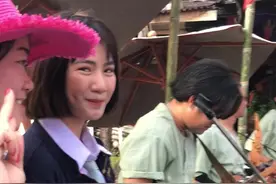 好多人评论说，说她现在拍照要钱，阿申澄清她没有，你们看她唱歌的时侯还要配合拍照，你们看她尴尬不？都是自愿给小费