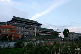 乡下藏着一座气势宏伟的养老院，每天诵经念佛，你愿意这养老吗？