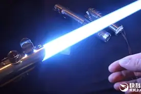 网友打造迄今最牛《星战》光剑：太逼真图片