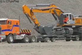 德国老板亲自驾驶挖机上拖板，明明有尾板偏不用