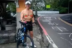 Selina晒儿时与父亲合照 坐小车上造型可爱图片