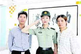 “天南海北宿迁兵（第二季）·送亲人进军营”：我骄傲，我为祖国护旗图片