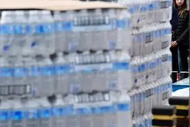 研究称9国超九成品牌瓶装水样品含塑料微粒 含依云等品牌图片