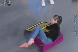 女孩缩骨功把自己装进行李箱，郭德纲和于谦岳云鹏都看懵了视频封面