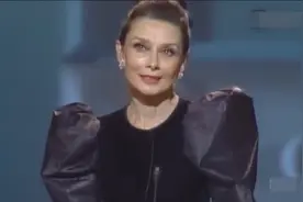 1981年52岁的奥黛丽·赫本为好友致辞，好友感动落泪