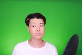 小伙长得蛮丑的，化个美妆后，秒变漂亮小美女