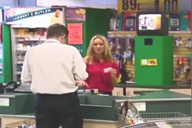 老外恶搞；街头恶搞，死神降临老铁懵了！视频封面