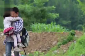 15岁哥哥抱残疾妹妹走路1小时上学：如果我不抱着她，她就没书念视频封面