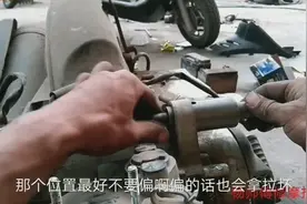 摩托车维修之拆发动机中轴套呆架套 有了专用工具真的是太方便了