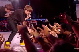 实拍：贾斯汀比伯演唱成名曲baby，台下女粉丝发疯似得尖叫！图片