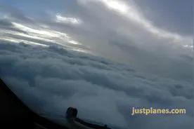 实拍客机雨雾天气降落第一视角，感觉根本看不清楚啊，太不容易了图片