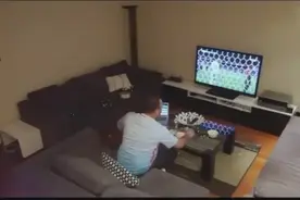 老公正在看球赛，妹纸用手机APP控制电视时开时关，结局高能视频封面