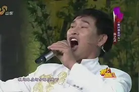 朱之文演唱《敢问路在何方》，六小龄童现场鼓掌叫好图片