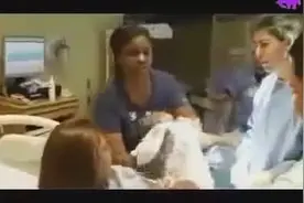 产房直击！ 孕妇在自然分娩时撕心裂肺的叫声，真让人心碎！视频封面