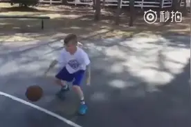 看这个小孩打球你只能说一个字；“服！”图片