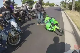 男子骑机车耍酷，结果失误摔倒差点被同伴碾压图片