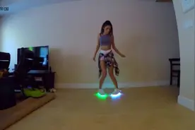 时下最毒性舞步 再穿这种滑板鞋跳 感觉好炫酷图片