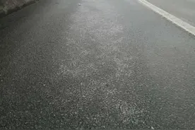 南北交通大动脉京港澳高速粤北段再次结冰封路图片