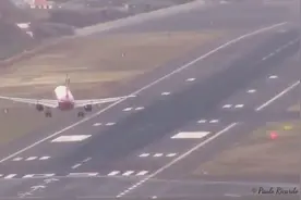 大侧风，很多飞机选择复飞，甚至直接备降了，落下来的都是老司机图片