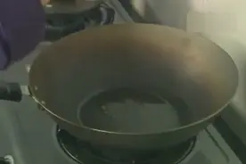 下厨时怕油溅，教你三个放油溅的小妙招，赶紧告诉妈妈！