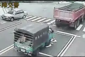 揪心！大妈旁若无人径直走向大货车轮底下 瞬间悲剧了图片