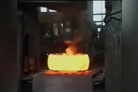 实拍锻造厂锻造大型钢材，烧的通红，设备碾压成型，看着真爽！图片