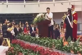 直击吉林大学毕业典礼博士生现场求婚掌声热烈视频封面
