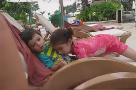 混血儿姐姐照顾弟弟好有爱，哄他睡觉的方法肯定跟大人学的图片