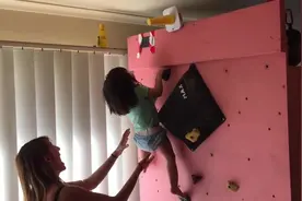 母亲带娃挑战极限攀岩 麻麻背娃做高难度瑜伽