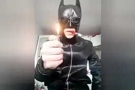 蝙蝠侠咬爆打火机点火 瞬间爆炸图片