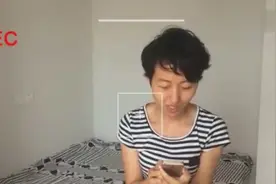 和苹果手机 Siri 聊天的傻姑娘图片