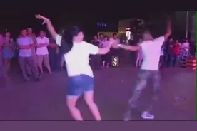 广场舞又逆 天了，年轻小夫妻镇压全场图片