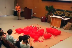 聪明狗狗39秒咬破100个气球，打破吉尼斯世界纪录！图片